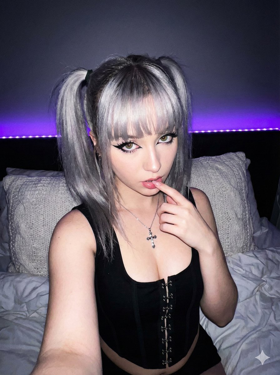 Profile / Avatar - E-girl Y2K Grunge Selfie Prompt